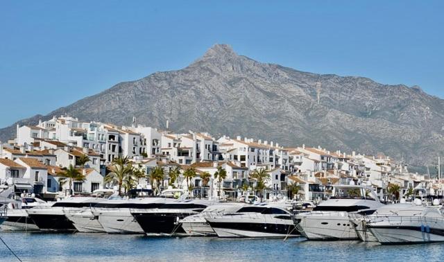 Marbella Lovely 3-Bedroom Apartment 350 M Walk To The Beach ภายนอก รูปภาพ